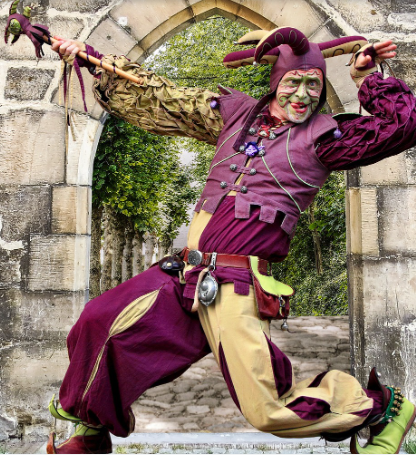 Clovnul regelui -„Numai nebunul are voie să spună ce e înțeleptul prea fricos să rostească.”